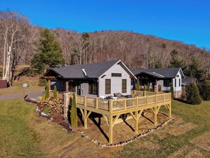 A two-story lodge with a wooden deck and a mountain backdrop. - Valley View (Banner Elk)