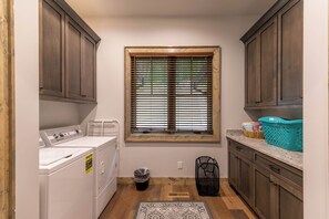 Interior - On Mountain Time at Eagles Nest (Banner Elk)