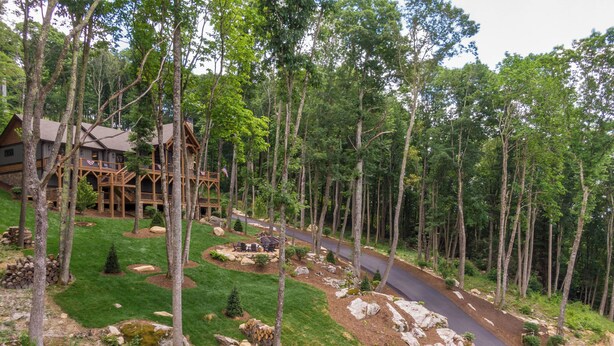 Eine Lodge mit einer Holterrasse und einem Steinweg, der zu einem Gastbereich führt.