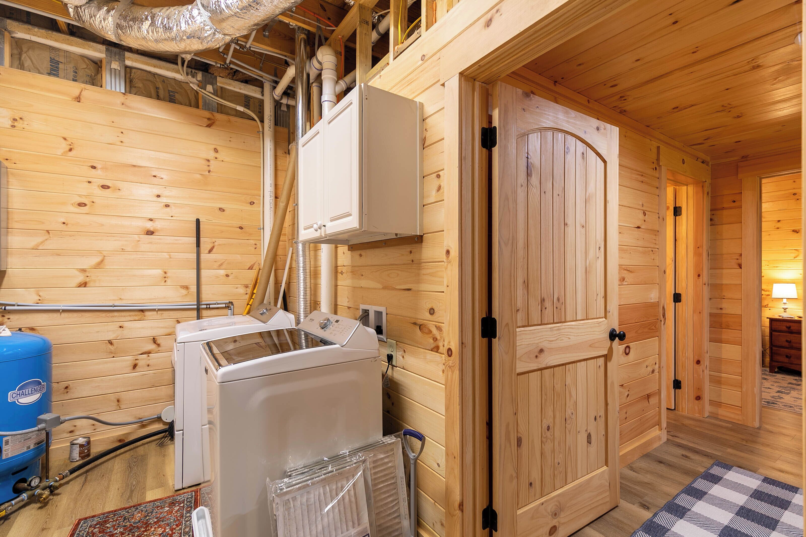 Un interior de madera con una puerta, un calentador y un radiador.