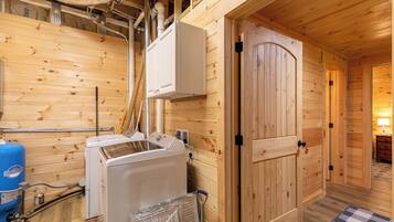 Un interior de madera con una puerta, un calentador y un radiador.