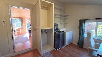 Una sala amb bugaderia, que disposa d'una rentadora, una assecadora i prestatges.