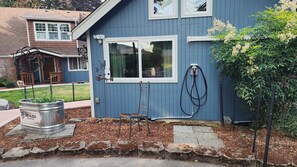 Unclassified image, 2 of 17, button - Cozy 2-bedroom cottage with AC in a quiet, charming Puyallup neighborhood. (Puyallup)
