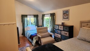 Unclassified image, 3 of 17, button - Cozy 2-bedroom cottage with AC in a quiet, charming Puyallup neighborhood. (Puyallup)