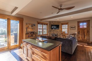 Interior - Moonlight View at Eagles Nest (Banner Elk)