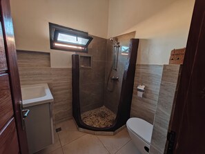 Shower, towels, soap, toilet paper - Villa Pawoka Fandane (Malicounda)