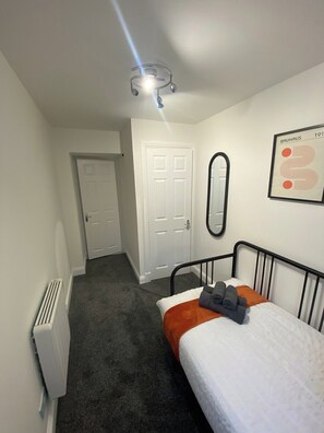 2 habitaciones, tabla de planchar con plancha, internet y ropa de cama 