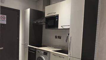 Estudio clásico | Cocina privada | Frigorífico pequeño, microondas, horno y placa de cocina