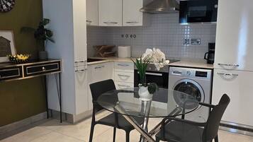 Habitación ejecutiva | Cocina privada | Frigorífico pequeño, microondas, horno y placa de cocina
