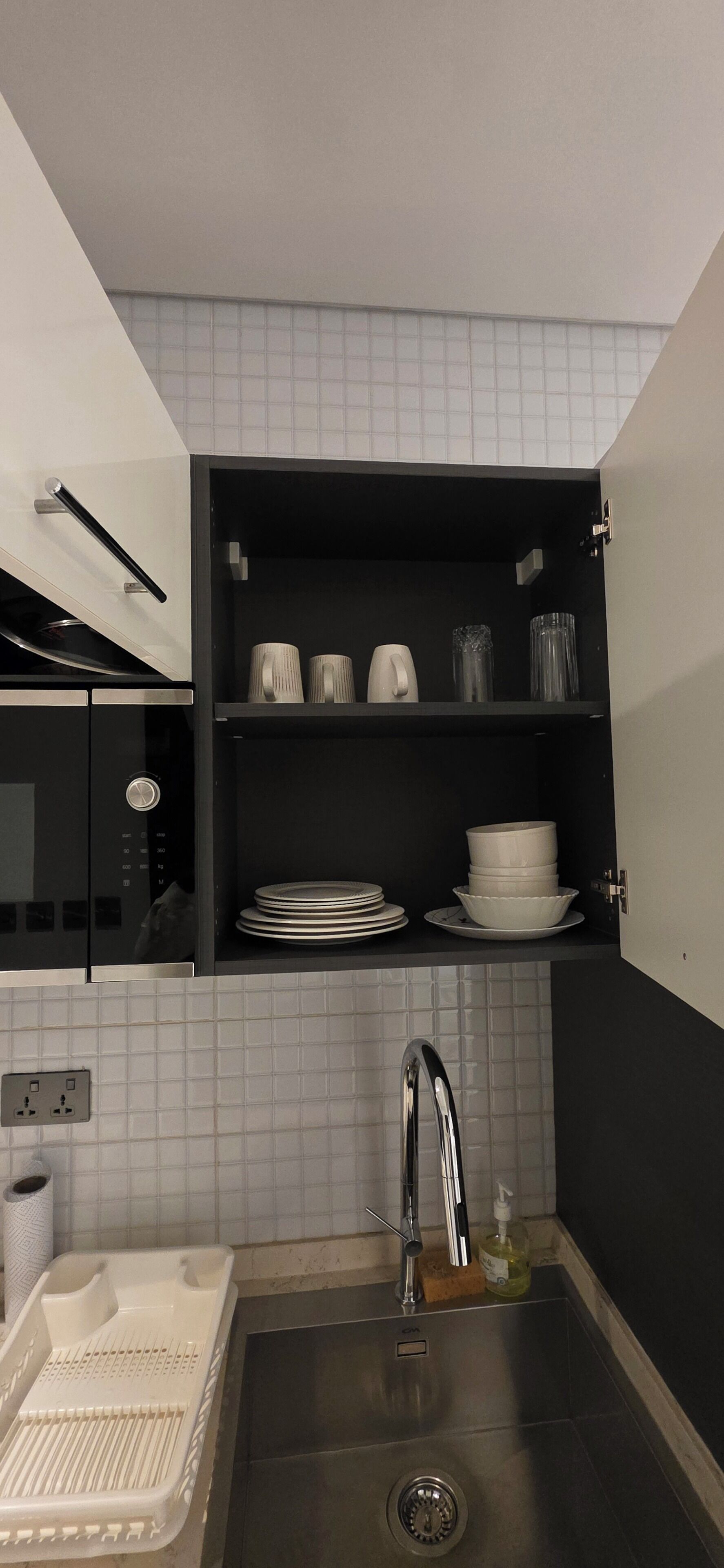 Estudio clásico | Cocina privada | Frigorífico pequeño, microondas, horno y placa de cocina