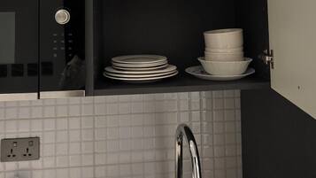 Estudio clásico | Cocina privada | Frigorífico pequeño, microondas, horno y placa de cocina