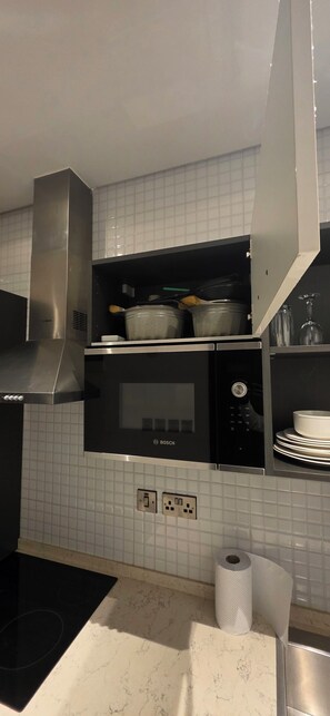 Estudio clásico | Cocina privada | Frigorífico pequeño, microondas, horno y placa de cocina