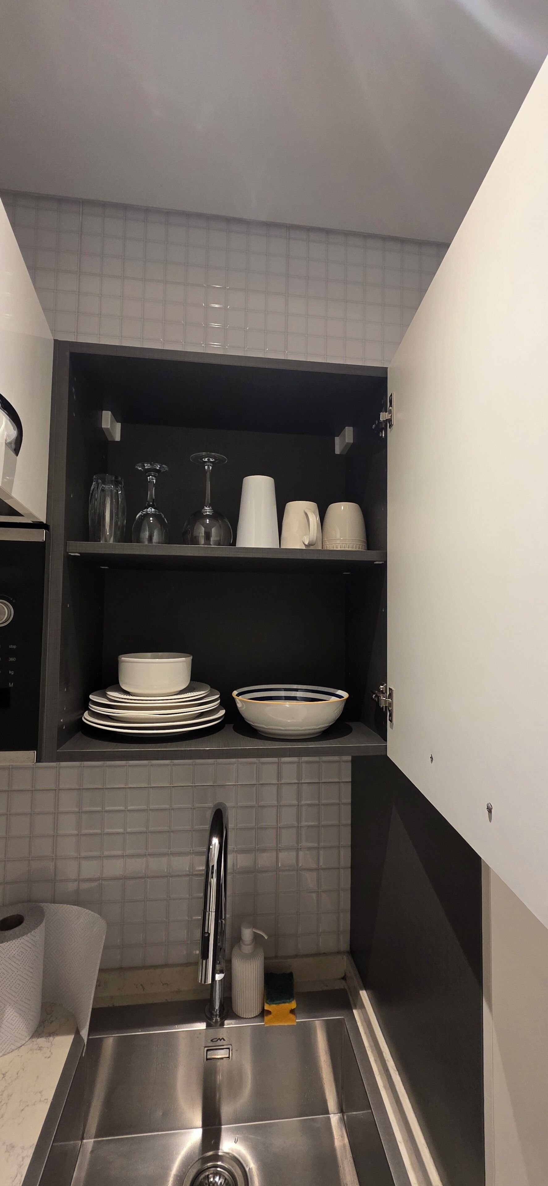 Estudio clásico | Cocina privada | Frigorífico pequeño, microondas, horno y placa de cocina