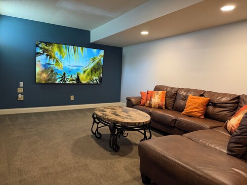 Modern Luxury Basement Suite-Cozy, Quiet & Stylish