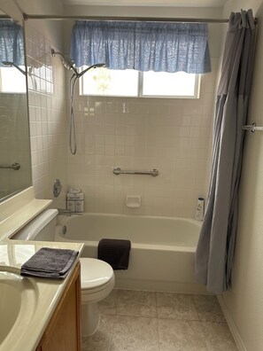 Shower, hair dryer, towels, soap - Beautiful 3-bedroom house in peaceful Henderson with AC (henderson)