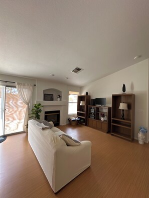 Living area - Beautiful 3-bedroom house in peaceful Henderson with AC (henderson)