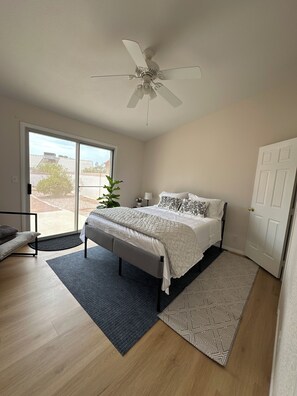 3 bedrooms, iron/ironing board, Internet, bed sheets - Beautiful 3-bedroom house in peaceful Henderson with AC (henderson)