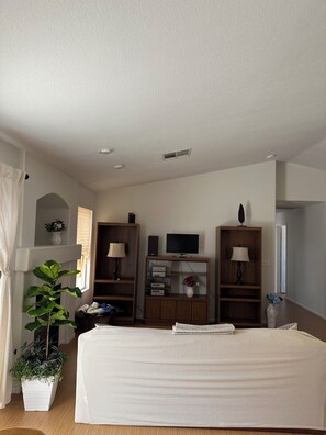 3 bedrooms, iron/ironing board, Internet, bed sheets - Beautiful 3-bedroom house in peaceful Henderson with AC (henderson)