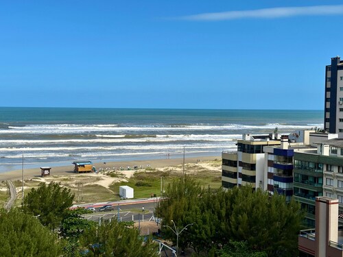 Apartment with a view of the beach, next to Luiz Bassani square.