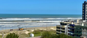 Apartment with a view of the beach, next to Luiz Bassani square.