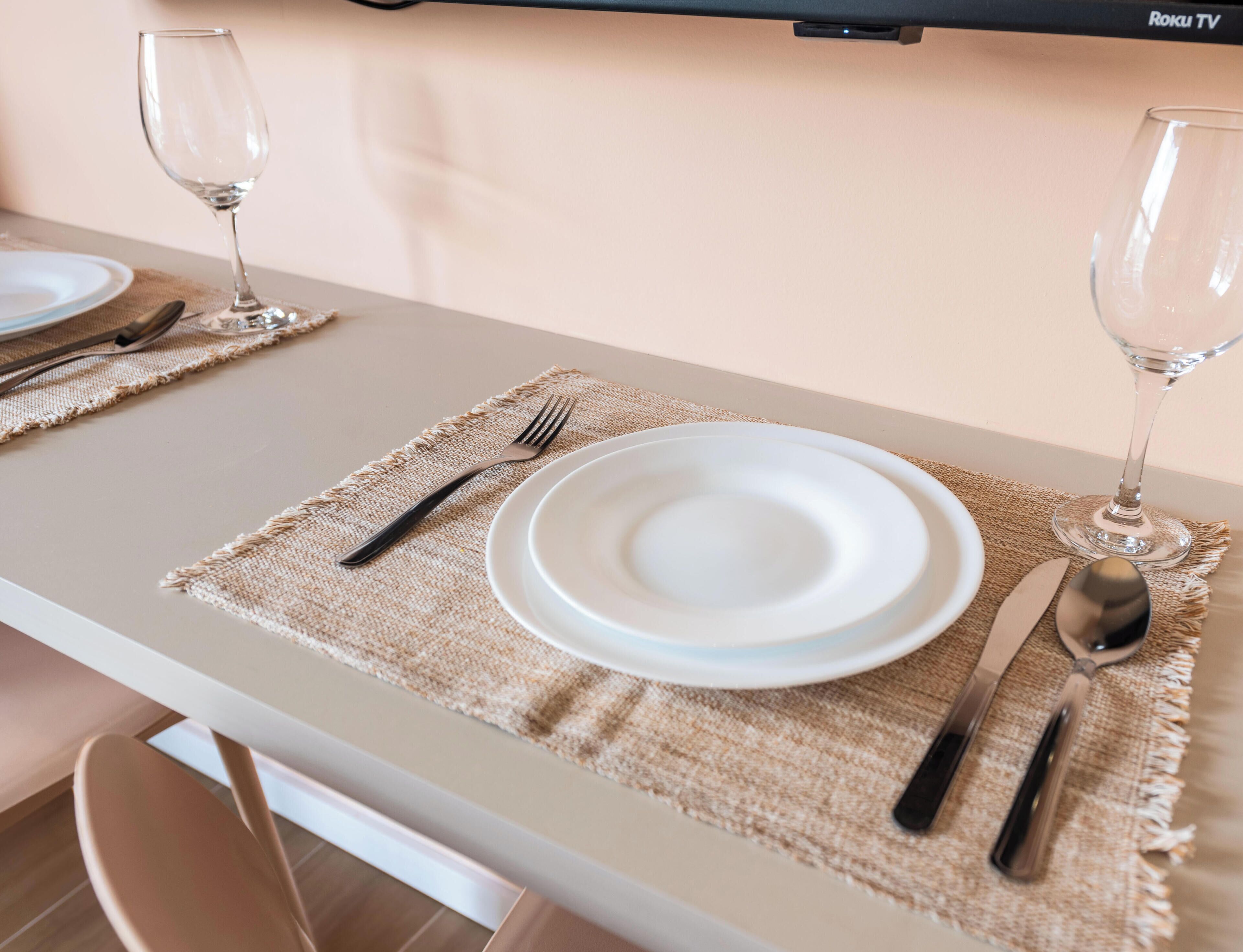 Comfort-Apartment, Veranda, Stadtblick | Essbereich im Zimmer