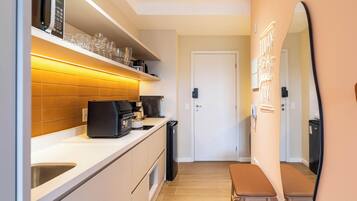 Comfort Apartment, Lanai, City View | Private kitchen