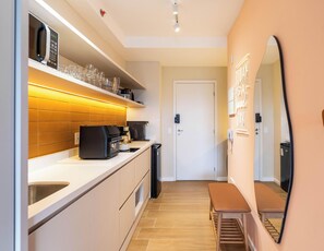 Apartemen Comfort, beranda, pemandangan kota | Dapur pribadi | Lemari es kecil