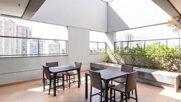 Lägenhet Comfort - lanai - utsikt mot staden | Restaurang utomhus