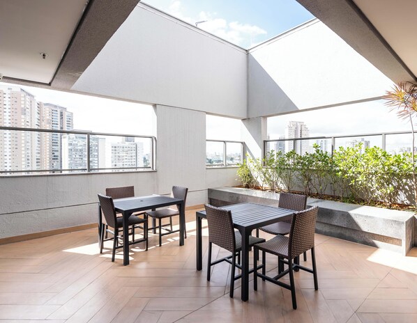 Comfort-lejlighed - hawaiiansk terrasse - byudsigt | Udendørs spisemuligheder