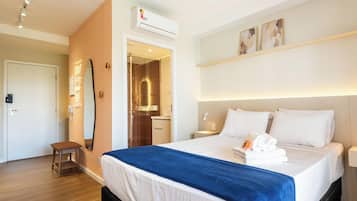 Comfort appartement, veranda, uitzicht op de stad | Verduisterende gordijnen, een strijkplank/strijkijzer, gratis wifi