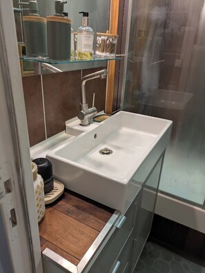 Een douche, een haardroger, zeep, toiletpapier