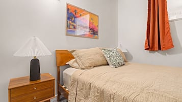 2 bedrooms, iron/ironing board, WiFi (free), bed sheets