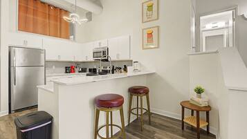 Coffee/tea maker, fridge, microwave, oven