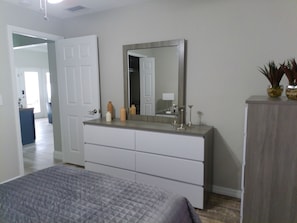 3 bedrooms, WiFi, bed sheets - "Villa Twin Waters Waterfront Heated Pool Home with Gym & Kayaks" (Lake Placid)