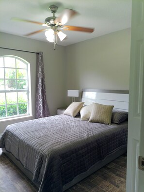 3 bedrooms, WiFi, bed sheets - "Villa Twin Waters Waterfront Heated Pool Home with Gym & Kayaks" (Lake Placid)