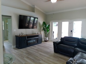 Smart TV - "Villa Twin Waters Waterfront Heated Pool Home with Gym & Kayaks" (Lake Placid)