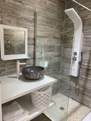 Shower, hair dryer, bidet, towels - Villa Noèsis – Private pool, 3 bedrooms, tropical setting just 15 minutes from the beaches. (Rivière-Pilote)