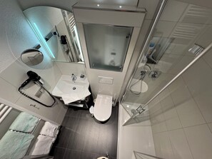 Een douche, milieuvriendelijke toiletartikelen, een haardroger