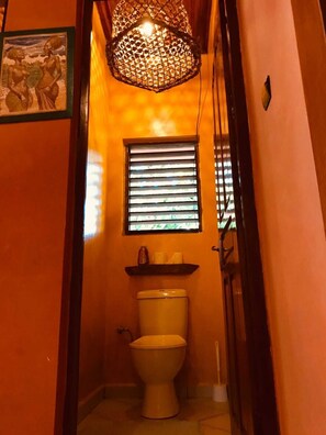 Een douche, handdoeken, zeep, toiletpapier