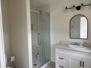 Douche, serviettes fournies, savon, papier toilette