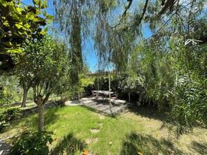 Outdoor dining - Casa Magnogia-sotto, cozy apartment with a garden; dogs welcome (Imperia)