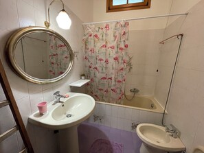 Bathroom - Casa Magnogia-sotto, cozy apartment with a garden; dogs welcome (Imperia)