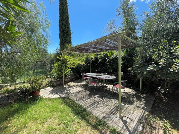 Outdoor dining - Casa Magnogia-sotto, cozy apartment with a garden; dogs welcome (Imperia)
