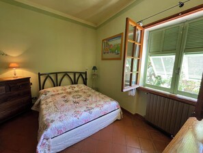 Room - Casa Magnogia-sotto, cozy apartment with a garden; dogs welcome (Imperia)