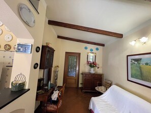 Living area - Casa Magnogia-sotto, cozy apartment with a garden; dogs welcome (Imperia)