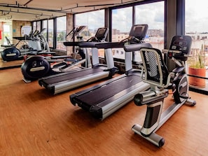 Ein Fitnessraum mit Laufbändern, Crosstrainern und Ergometer.