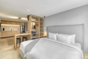 A modern hotel room with a bed, a desk, and a kitchenette. - Modern King Studio in Central Roma Norte (Ciudad de México)