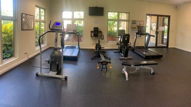 Ett gym med löpband, crosstrainers och styrketräningsutrustning.