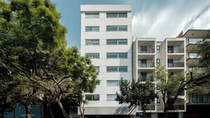 A modern multi-story building with a flat facade, large windows, and balconies. - Modern King Studio in Central Roma Norte (Ciudad de México)