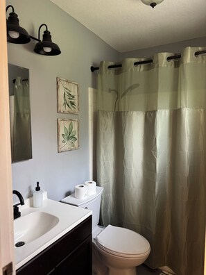Shower, towels, toilet paper - Spring basecamp, for up to 6, located less than 3 miles from Fanning Springs. (Trenton)